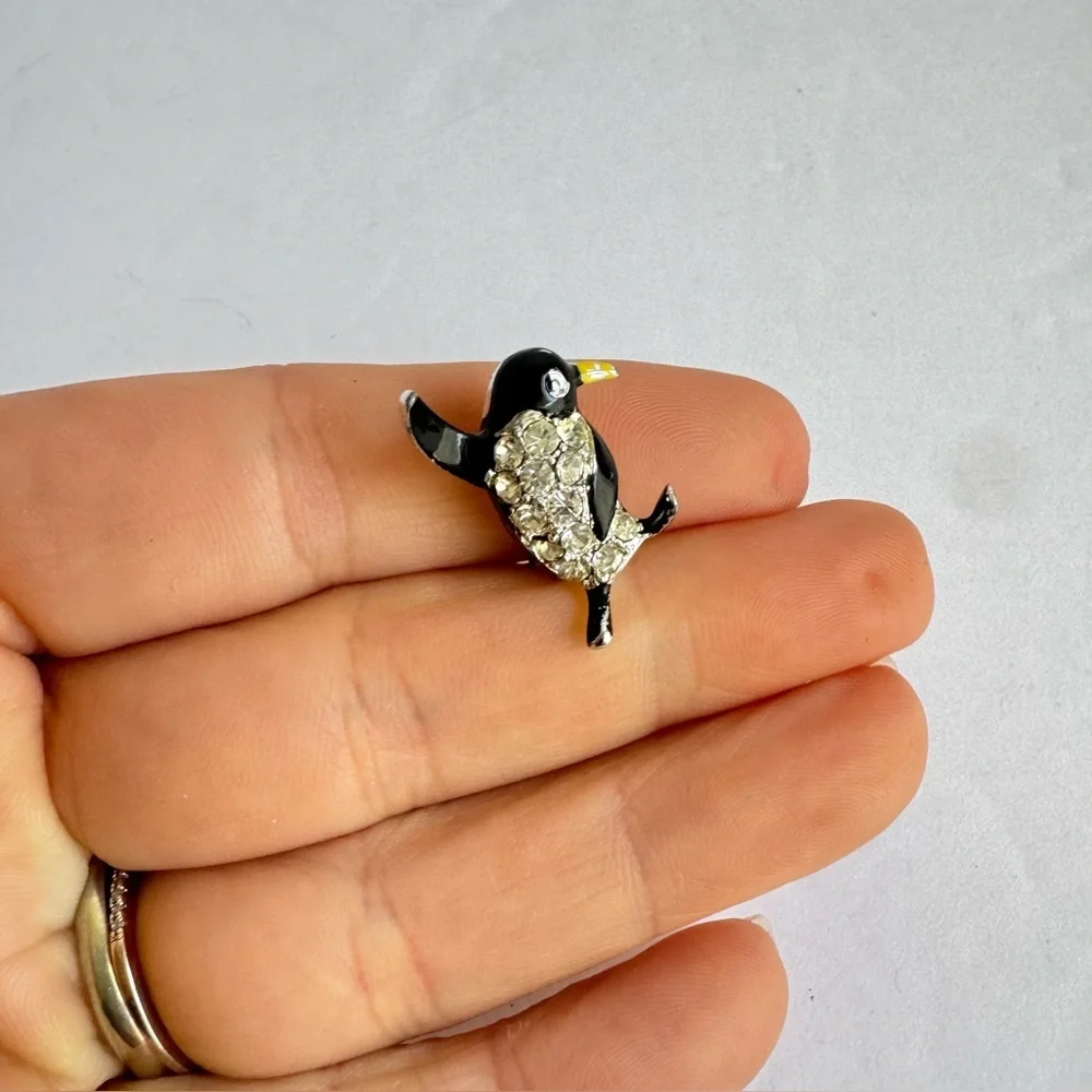 Vintage Penguin Brooch Tiny Rhinestone Pin‎ Silver Tone